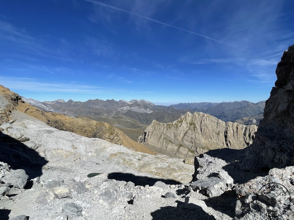 Randonnée au Pic du Taillon, Randonnée au Pic du Taillon par la Brèche de Roland : Une aventure bien taillée à 3000 m d&#8217;altitude dans les Pyrénées., Mes Carnets du Monde