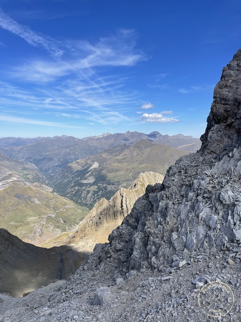 Randonnée au Pic du Taillon, Randonnée au Pic du Taillon par la Brèche de Roland : Une aventure bien taillée à 3000 m d&#8217;altitude dans les Pyrénées., Mes Carnets du Monde