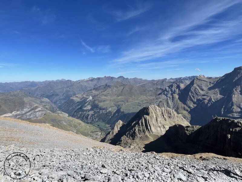 Randonnée au Pic du Taillon, Randonnée au Pic du Taillon par la Brèche de Roland : Une aventure bien taillée à 3000 m d&#8217;altitude dans les Pyrénées., Mes Carnets du Monde