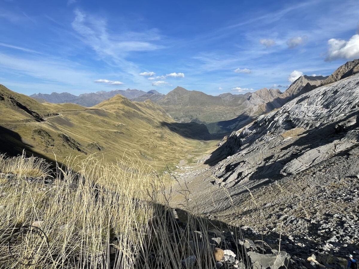 Randonnée au Pic du Taillon, Randonnée au Pic du Taillon par la Brèche de Roland : Une aventure bien taillée à 3000 m d&#8217;altitude dans les Pyrénées., Mes Carnets du Monde