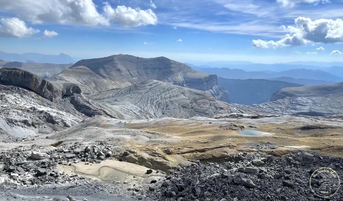 Randonnée au Pic du Taillon, Randonnée au Pic du Taillon par la Brèche de Roland : Une aventure bien taillée à 3000 m d&#8217;altitude dans les Pyrénées., Mes Carnets du Monde