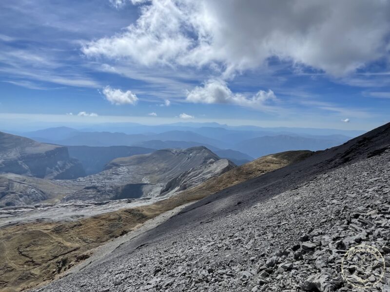 Randonnée au Pic du Taillon, Randonnée au Pic du Taillon par la Brèche de Roland : Une aventure bien taillée à 3000 m d&#8217;altitude dans les Pyrénées., Mes Carnets du Monde