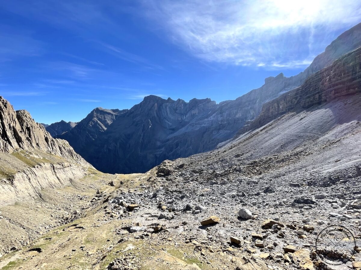 Randonnée au Pic du Taillon, Randonnée au Pic du Taillon par la Brèche de Roland : Une aventure bien taillée à 3000 m d&#8217;altitude dans les Pyrénées., Mes Carnets du Monde