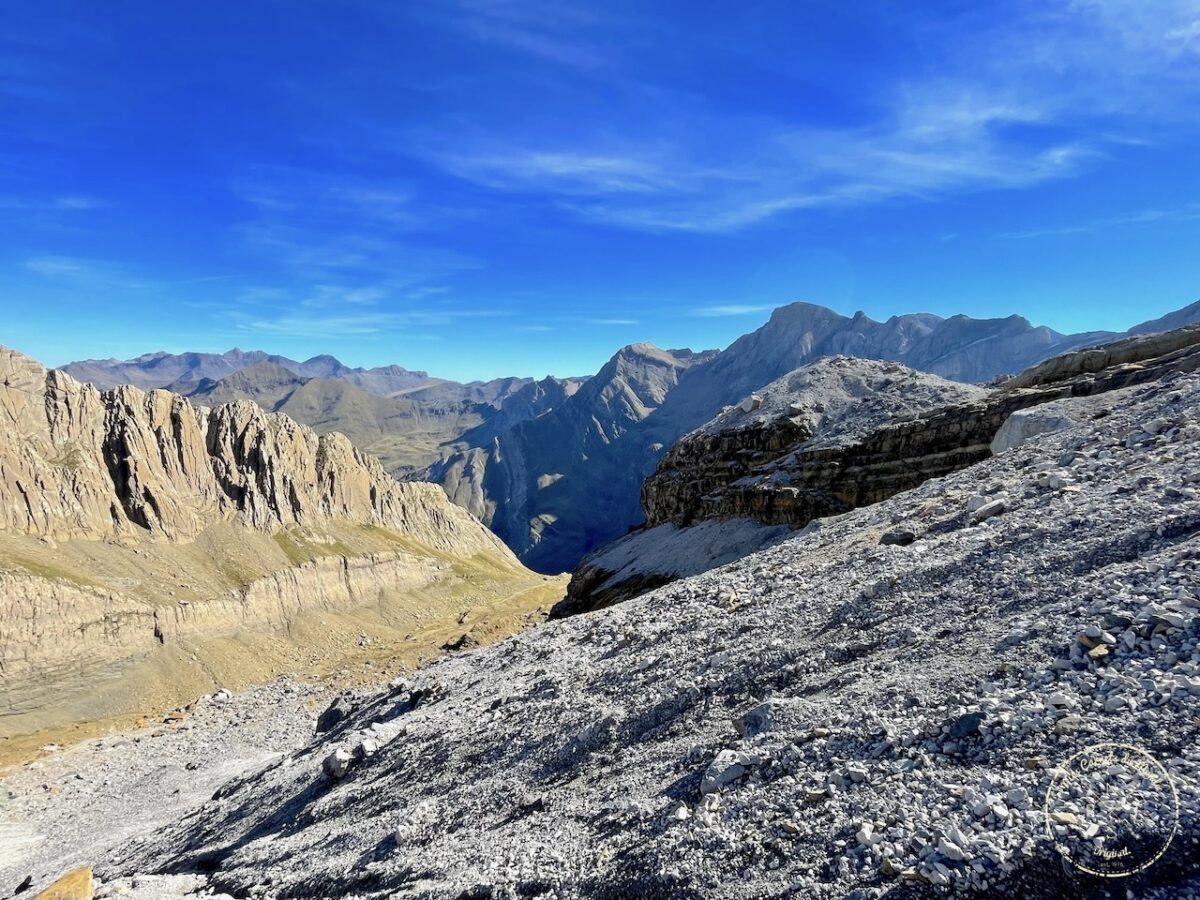 Randonnée au Pic du Taillon, Randonnée au Pic du Taillon par la Brèche de Roland : Une aventure bien taillée à 3000 m d&#8217;altitude dans les Pyrénées., Mes Carnets du Monde