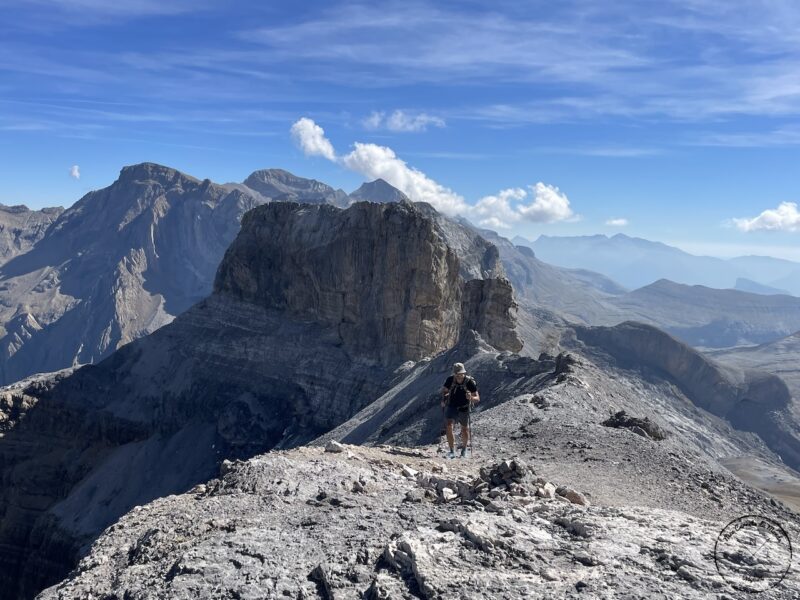 Randonnée au Pic du Taillon, Randonnée au Pic du Taillon par la Brèche de Roland : Une aventure bien taillée à 3000 m d&#8217;altitude dans les Pyrénées., Mes Carnets du Monde