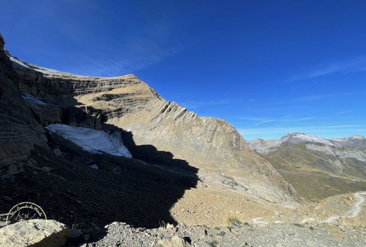 Randonnée au Pic du Taillon, Randonnée au Pic du Taillon par la Brèche de Roland : Une aventure bien taillée à 3000 m d&#8217;altitude dans les Pyrénées., Mes Carnets du Monde