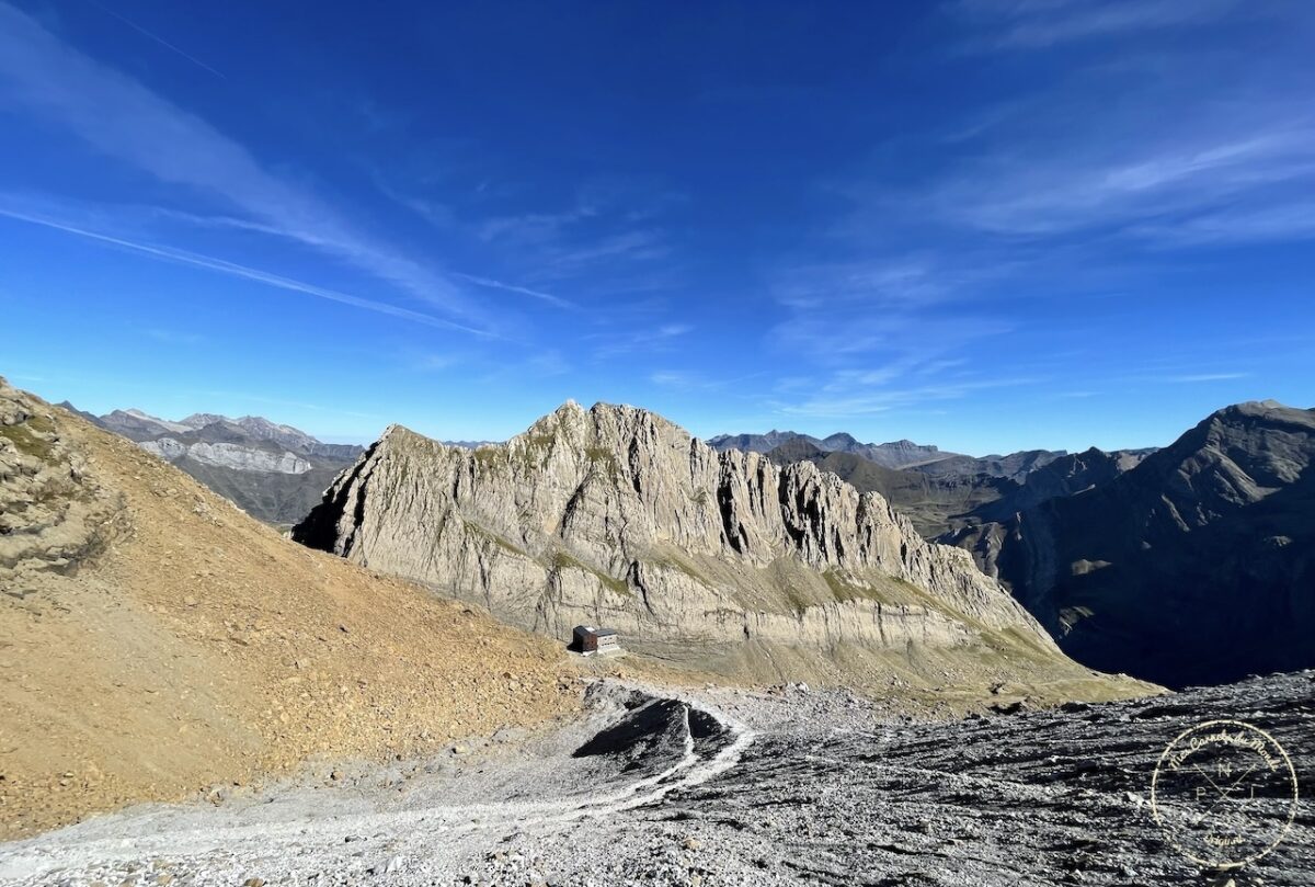 Randonnée au Pic du Taillon, Randonnée au Pic du Taillon par la Brèche de Roland : Une aventure bien taillée à 3000 m d&#8217;altitude dans les Pyrénées., Mes Carnets du Monde