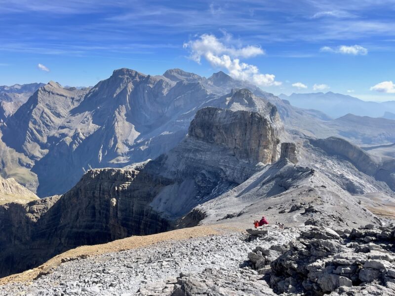 Randonnée au Pic du Taillon, Randonnée au Pic du Taillon par la Brèche de Roland : Une aventure bien taillée à 3000 m d&#8217;altitude dans les Pyrénées., Mes Carnets du Monde