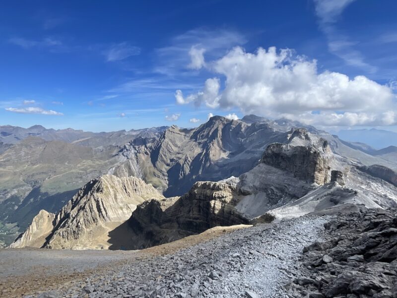 Randonnée au Pic du Taillon, Randonnée au Pic du Taillon par la Brèche de Roland : Une aventure bien taillée à 3000 m d&#8217;altitude dans les Pyrénées., Mes Carnets du Monde