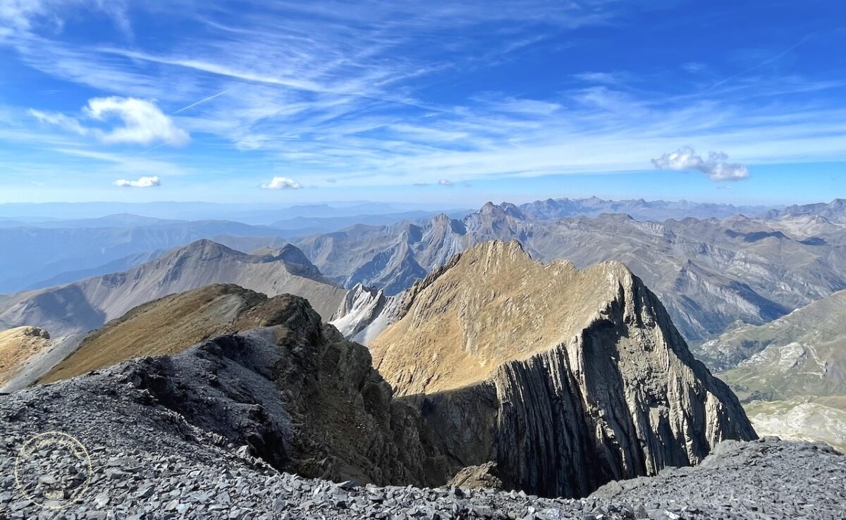 Randonnée au Pic du Taillon, Randonnée au Pic du Taillon par la Brèche de Roland : Une aventure bien taillée à 3000 m d&#8217;altitude dans les Pyrénées., Mes Carnets du Monde