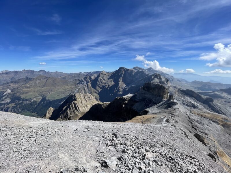 Randonnée au Pic du Taillon, Randonnée au Pic du Taillon par la Brèche de Roland : Une aventure bien taillée à 3000 m d&#8217;altitude dans les Pyrénées., Mes Carnets du Monde