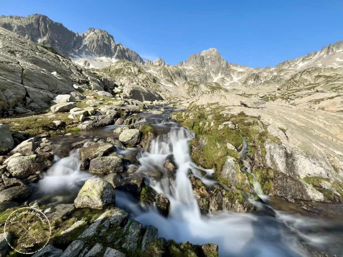 Randonnée Pyrénées, Sublime Randonnée de 5 jours entre la France, l’Espagne et le Vignemale : les Pyrénées Grandeur Nature !, Mes Carnets du Monde