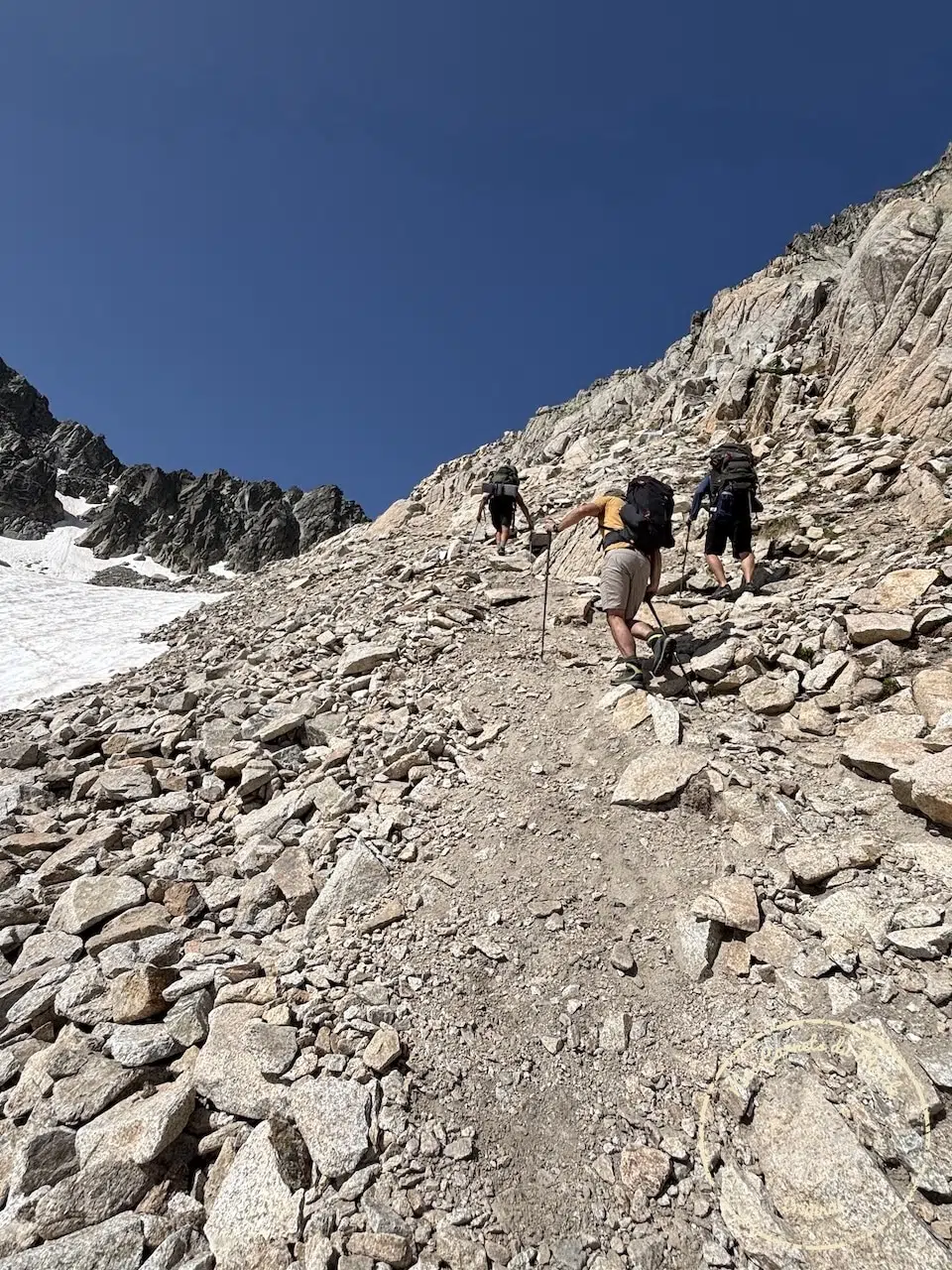 Ascension vers le col de Cambalès (Pyrénées), dans les rochers et rocailles